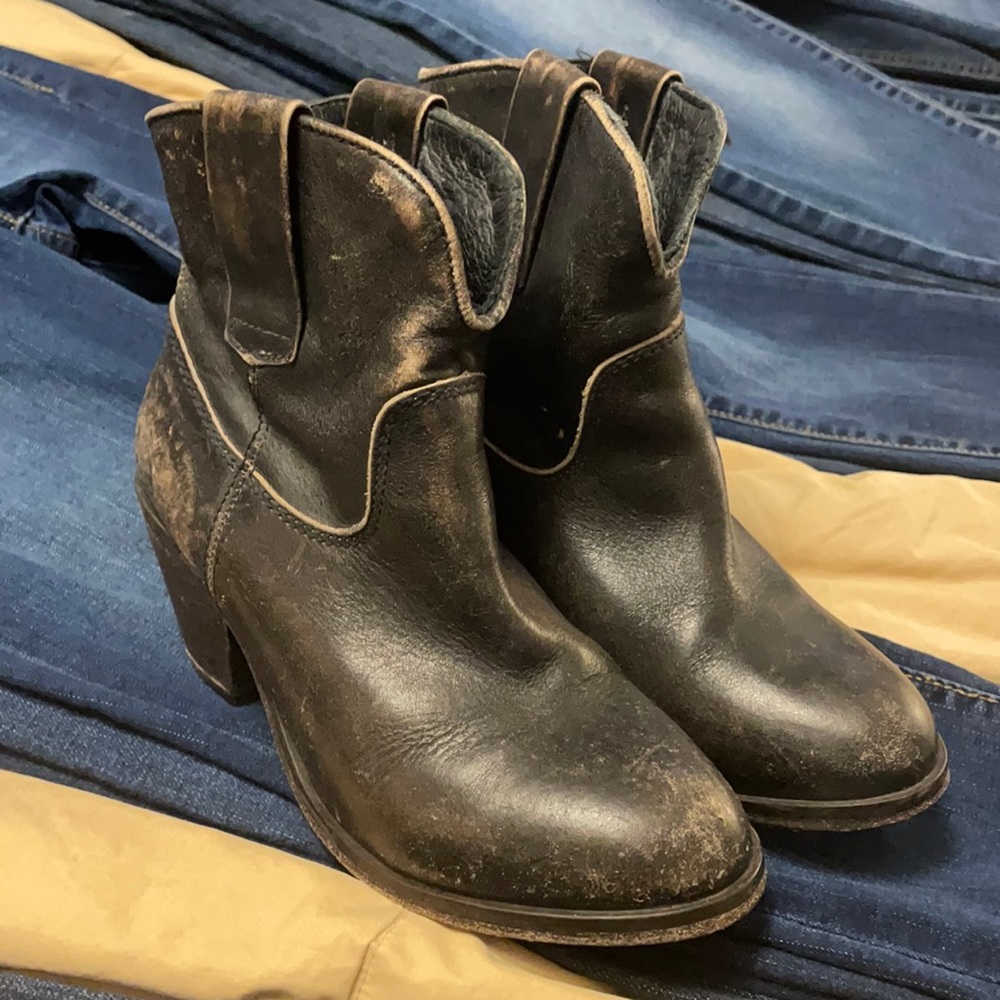 Women’s Size 6.5 Corral Boots. Used-Very Good. Dark Brown.